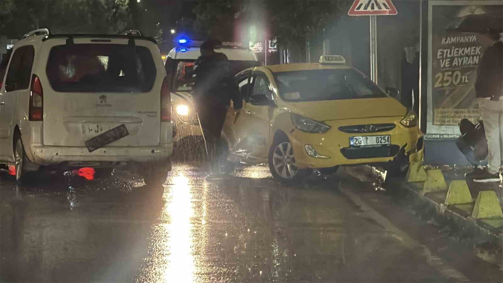 Eskişehir'de Yağış Nedeniyle Trafik Kazası: Ticari Taksi ve Panelvan Çarpıştı, Üç Kişi Yaralandı