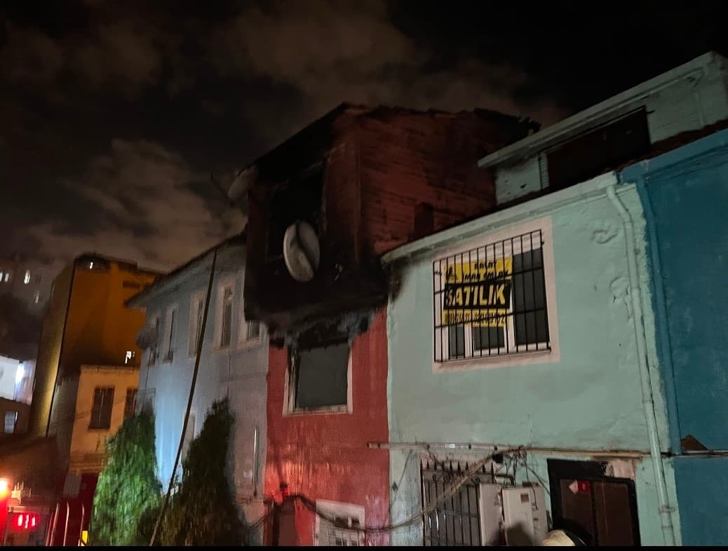 Fatih'te 2 Katlı Binada Yangın Çıktı, İtfaiye Müdahale Etti