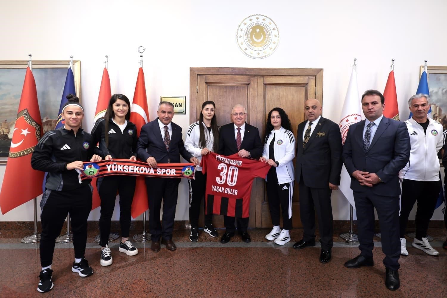 Yüksekova Kadın Futbol Takımı, Milli Savunma Bakanı Yaşar Güler'i Ziyaret Etti
