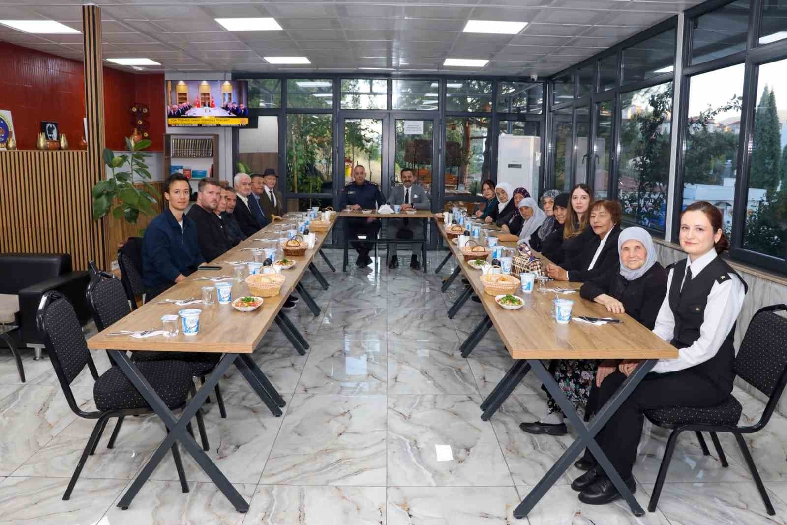 Bilecik'te Huzurevi Sakinleri Jandarma Personeliyle Buluştu
