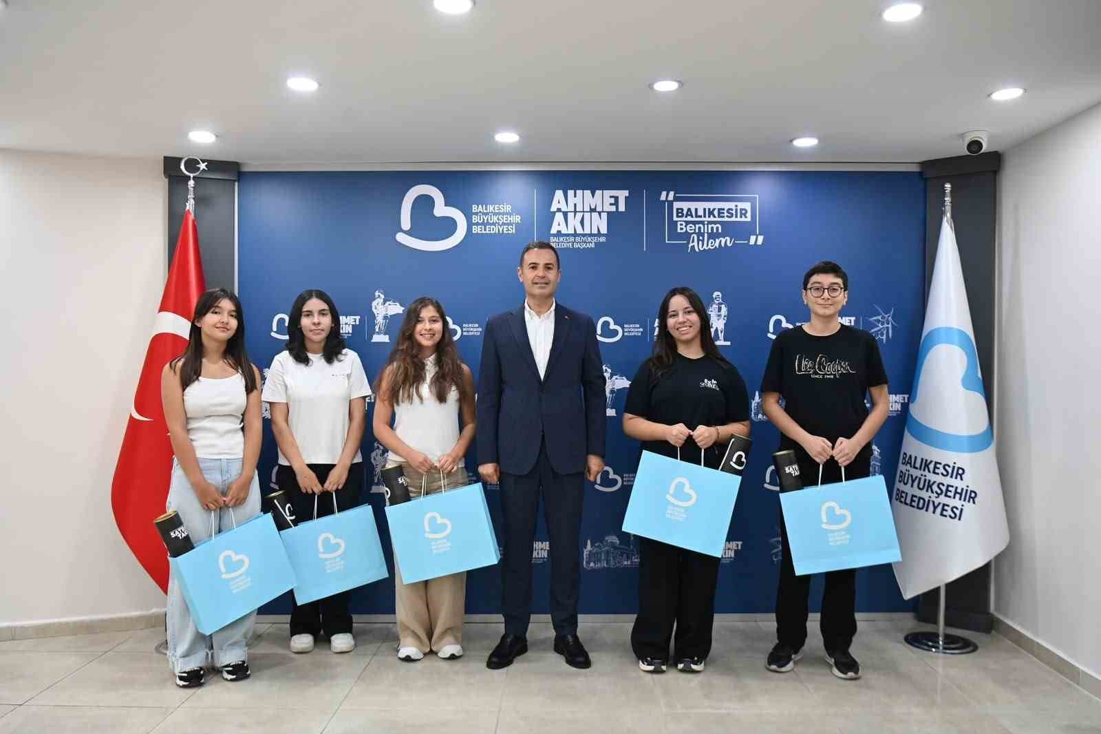 Başkan Akın, LGS Türkiye Birincilerini Makamında Karşıladı