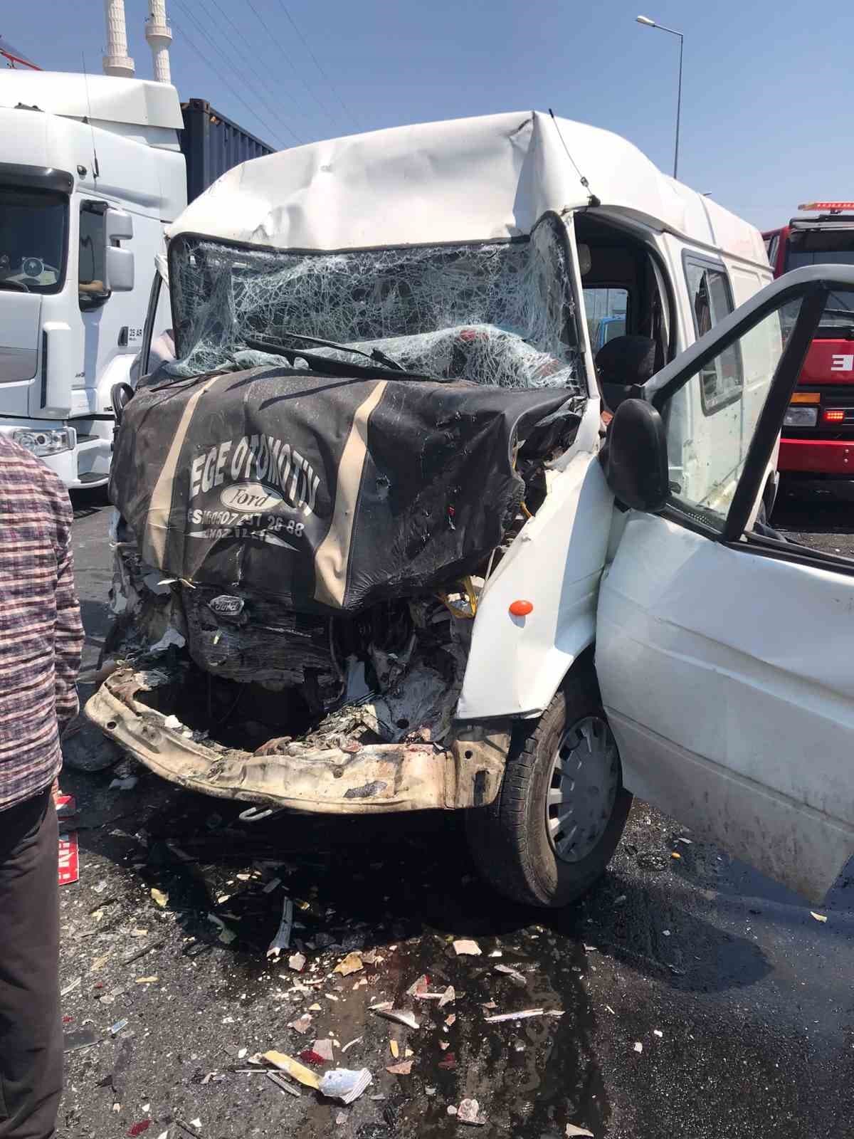 Buharkent'te Minibüs Kazası: 8 Kişi Yaralandı