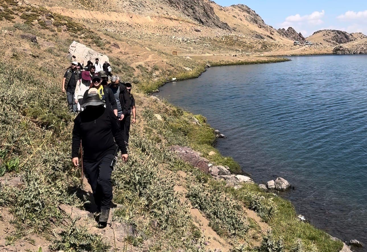 Doğa Tutkunları, 3 Bin 500 Rakımındaki Sat Gölleri'ne Yürüyüş Düzenledi