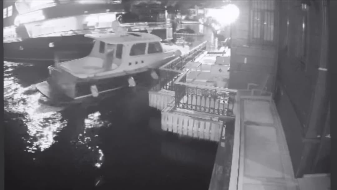 Derin Mermerci'nin Boğaz'daki Tarihi Yalısına Yolcu Vapuru Çarptı: Olay Anları Paylaşıldı