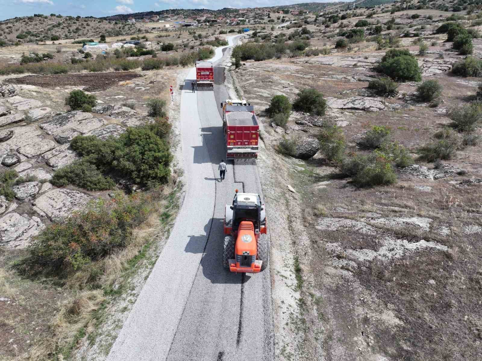 Kula'da 35 Kilometrelik Yol Yenileme Çalışmaları Devam Ediyor
