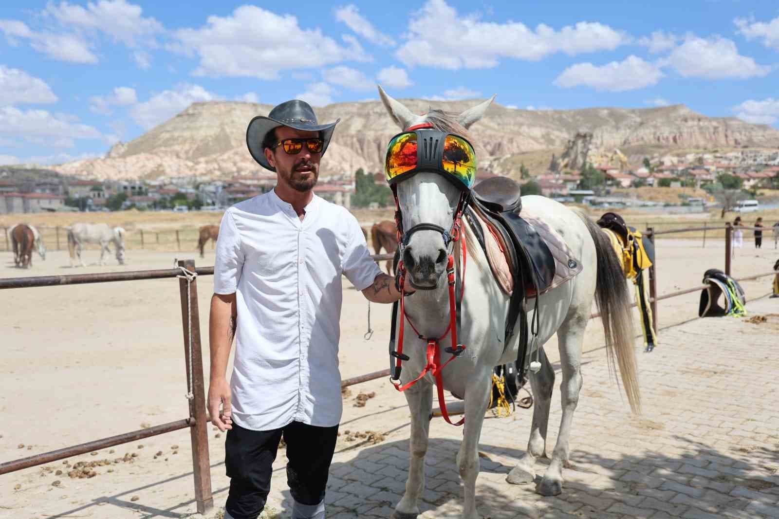 Kapadokya'da Atların Göz Sağlığı İçin Güneş Gözlüğü Kullanımı Turistlerin Dikkatini Çekti