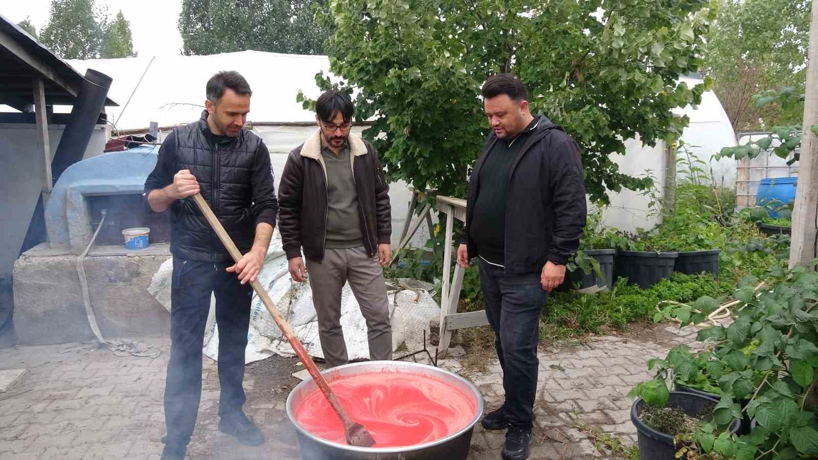 Üç Arkadaş, Eşlerine Destek Olmak İçin Geleneksel Salça Üretimi Başlattı