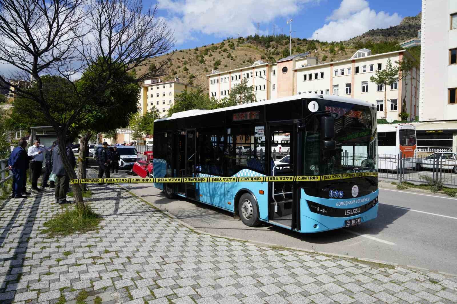 Gümüşhane'de Otobüse Çarpan Araç: İki Kişi Yaralandı