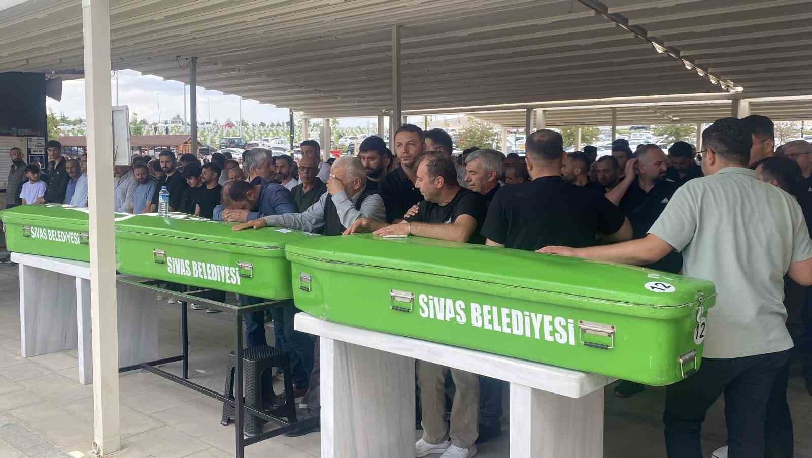 Minibüs Kazasında Hayatını Kaybeden Dört Kişinin Üçünün Cenazesi Yapıldı