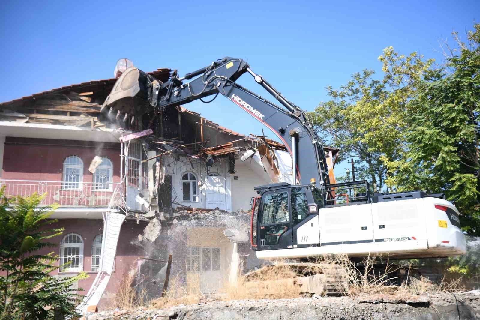 Yeşilyurt'ta Riskli Metruk Yapı Yıkıldı