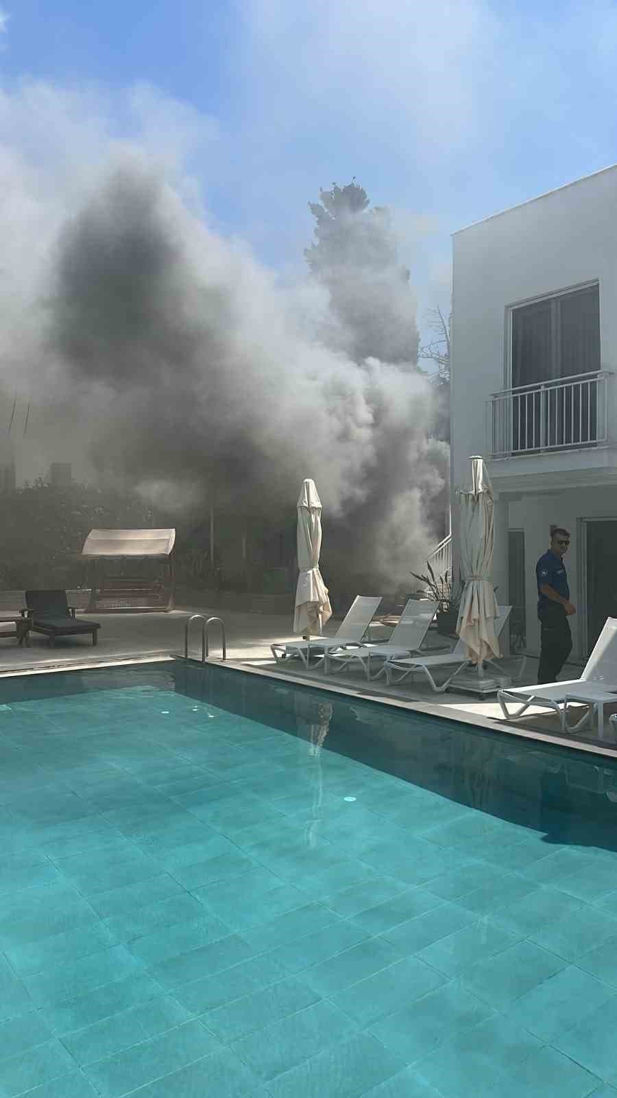 Bodrum'da Otel Avlusunda Meydana Gelen Yangın İtfaiye Müdahalesiyle Kontrol Altına Alındı