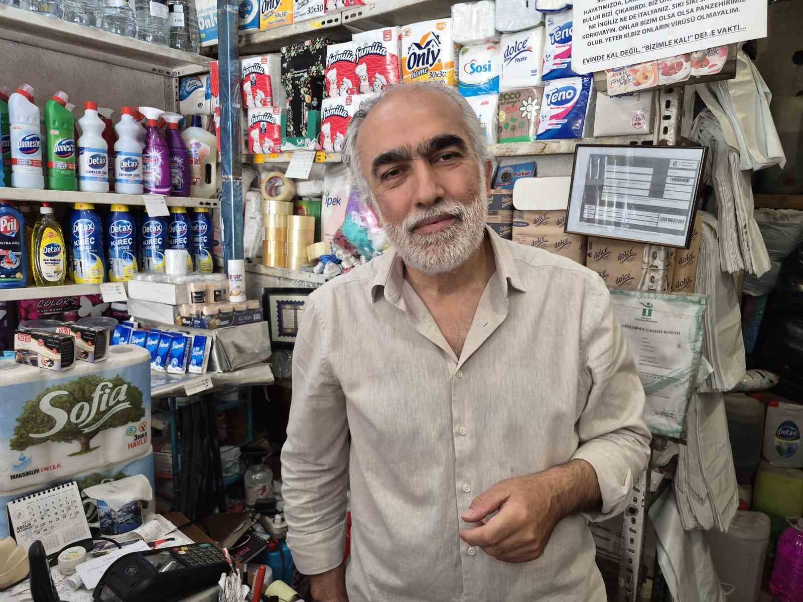 Başarı İçin Dua Eden Eş ile Yolda Yürüyen Esnaf