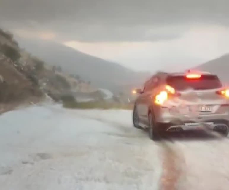 Malatya'da Dolu Yağışı Yolları Beyaza Boyadı