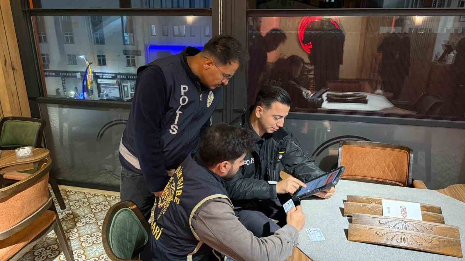 Hakkari'de Geniş Kapsamlı Asayiş Operasyonu: Yüzlerce Kişi Sorgulandı, Bir Grup Şüpheli Yakalandı