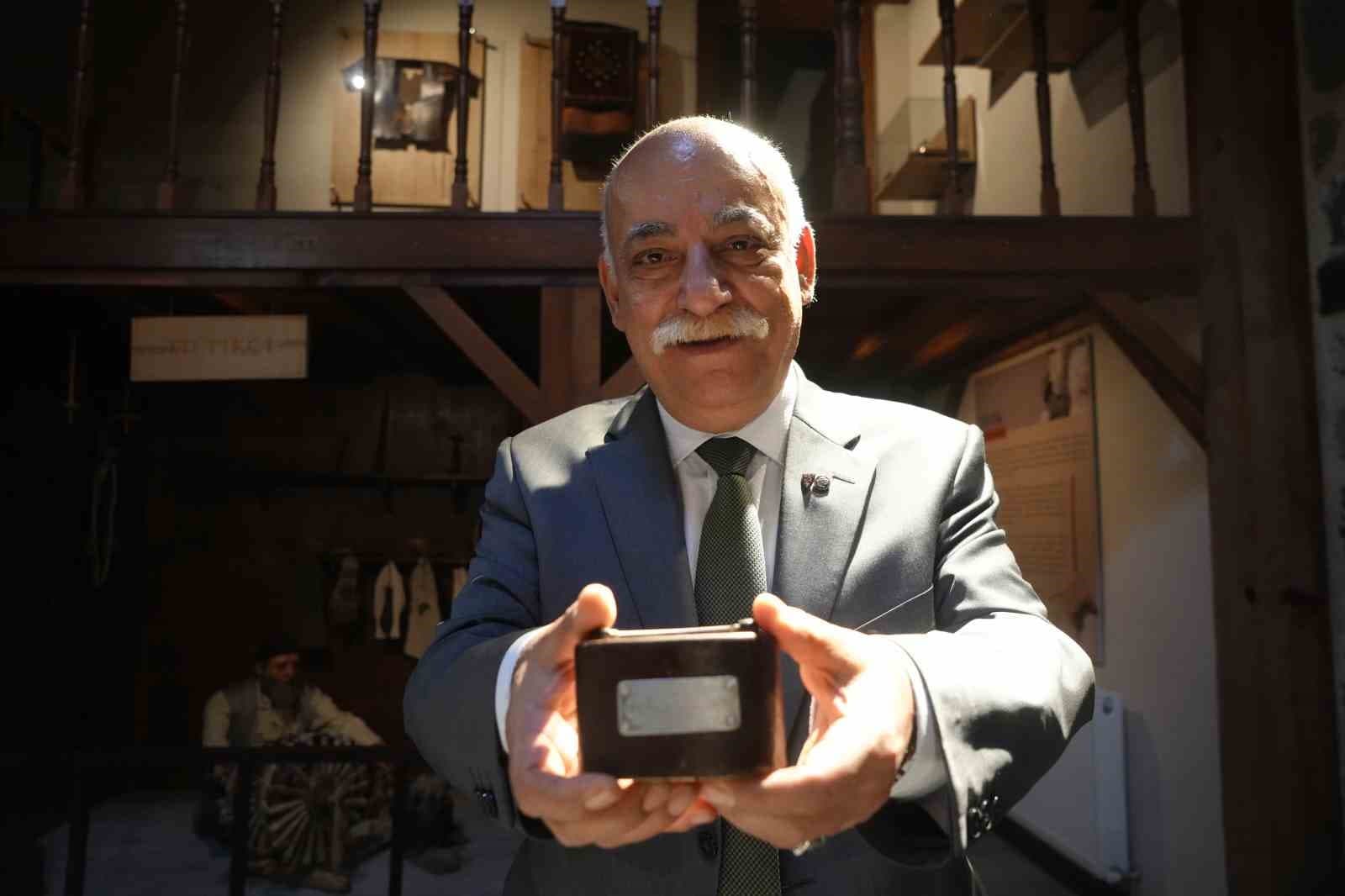 65 Yaşındaki Profesör Kök, Çocukluktan İtibaren Topladığı Eşyaları Sergiledi