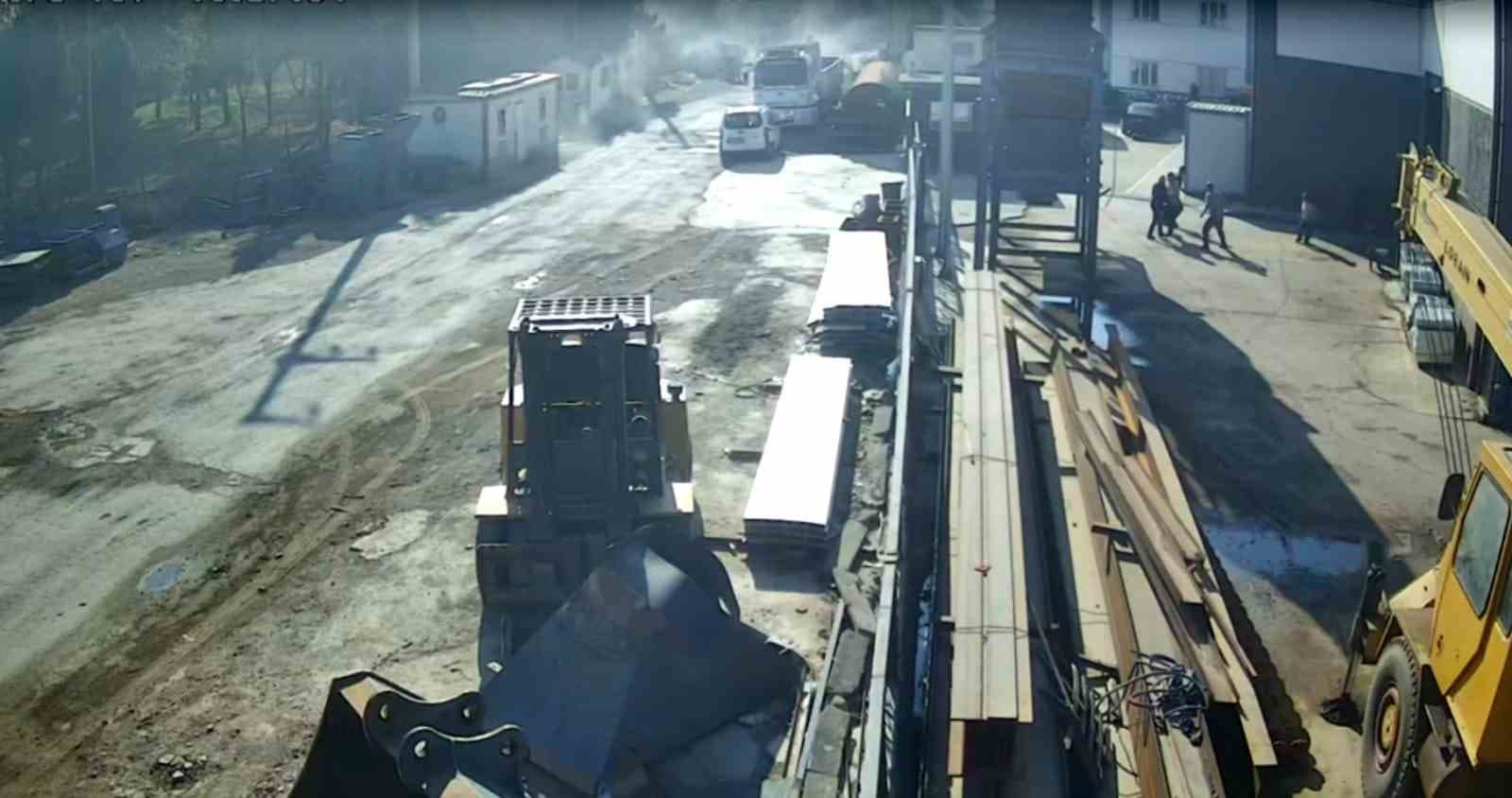 İzmir'de Metal Fabrikasında Patlama: Yedi İşçi Yaralandı, Anlar Kamera Kaydına Yansıdı