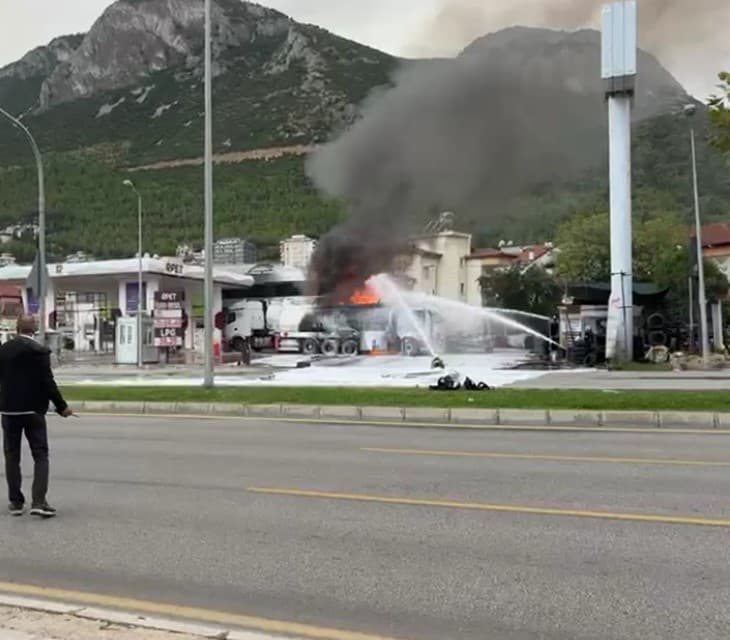 Yakıt Tankerinde Patlama: Denizli'de Büyük Yangın, Söndürme Çalışmaları Devam Ediyor