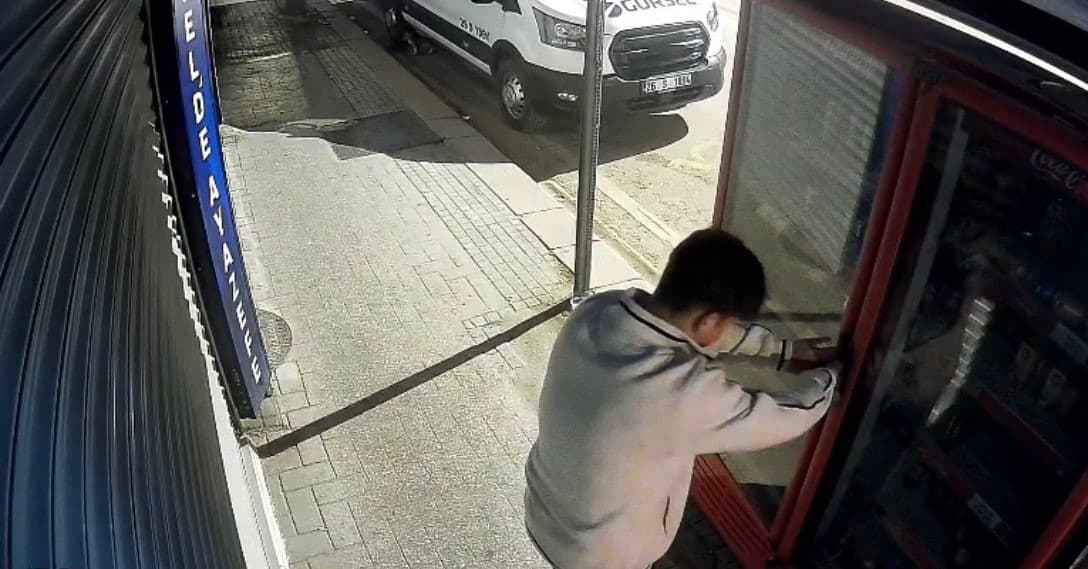 Eskişehir'de Kimliği Belirlenemeyen İki Çocuk, Market Dolabını Açmaya Çalıştı