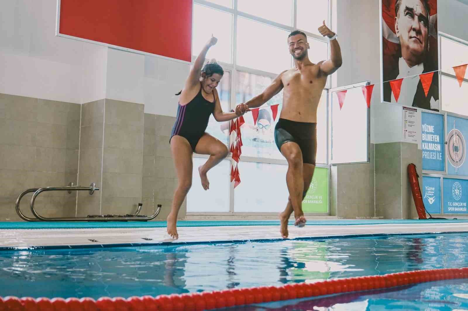 Özel Sporcular Pınarbaşı Yüzme Havuzu'nda Eğitimlere Başladı