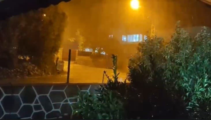 Hatay'da Ceviz Büyüklüğünde Dolu Yağışı: Araçlarda Hasar Oluştu
