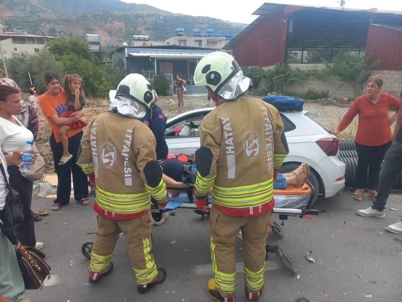 Samandağ'da Otomobil Çarpışması: Bir Kişi Yaralandı