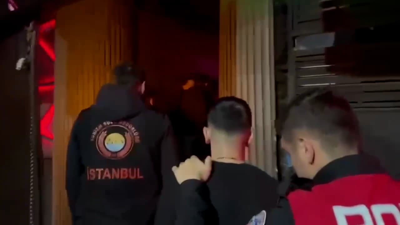 Beyoğlu'nda Denetimler: 610 Kişinin Kimlik Kontrolü Yapıldı, 11 Arayan Şahıs Yakalandı