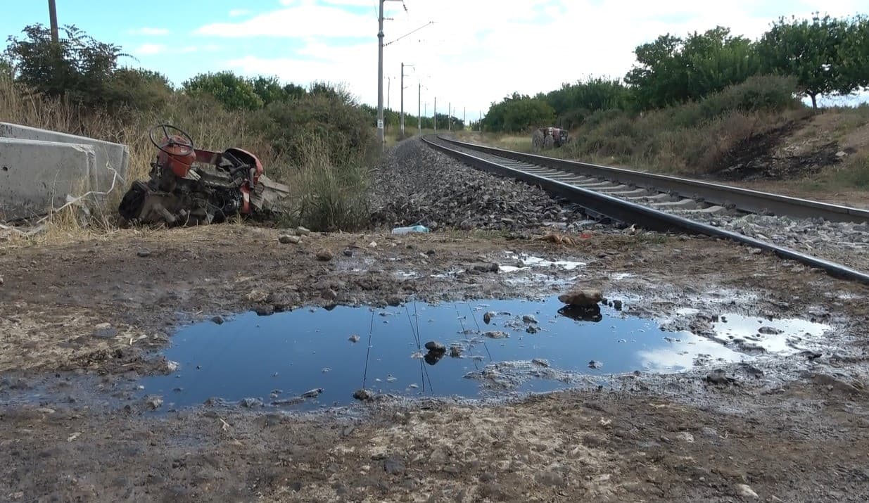 Malatya’da Yük Treni Kazası: Traktör İkiye Bölündü, Sürücü Yaralandı