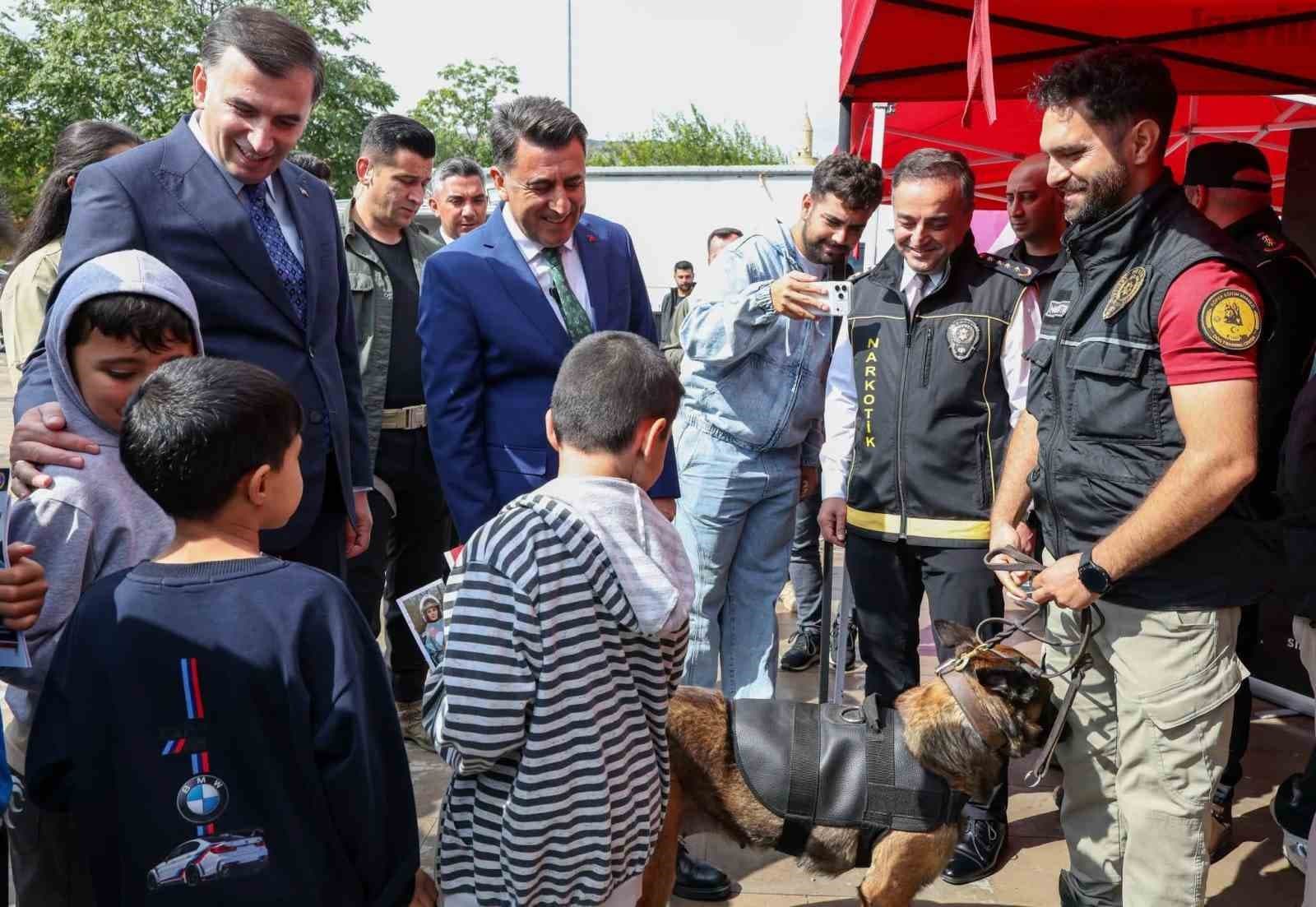 Çemişgezek'te Annelerin Rolü Vurgulandı: 'En İyi Narkotik Polisi; Anne' Etkinlikleri Gerçekleştirildi