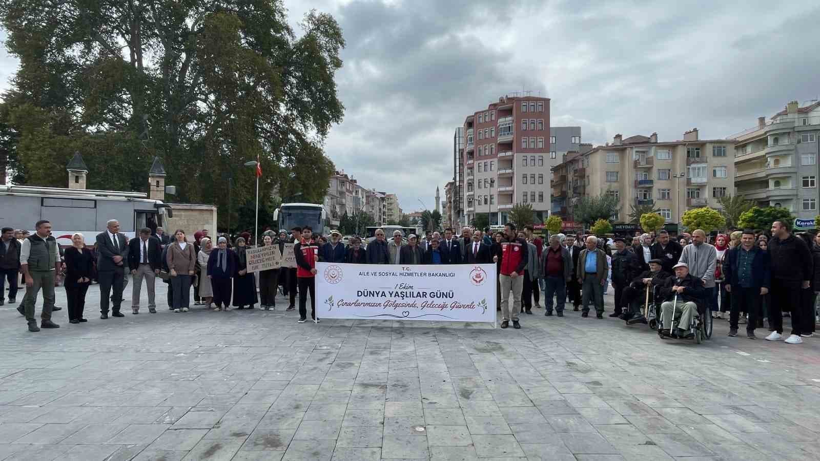 Karaman'da Dünya Yaşlılar Günü Anma Yürüyüşü Gerçekleştirildi
