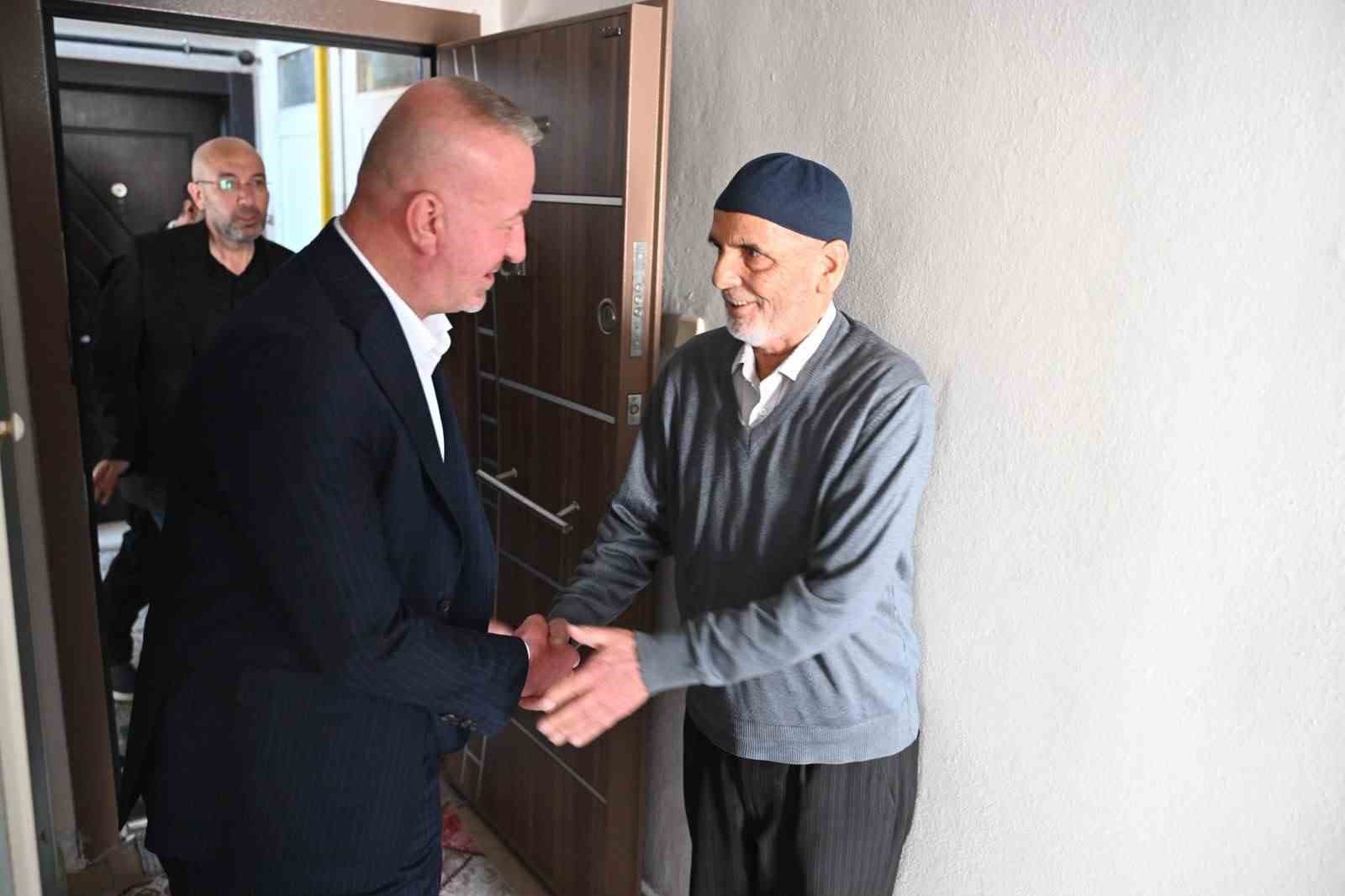 Belediye Başkanı Karabatı, Dünya Yaşlılar Günü'nde Zekeriya Yılmaz'ı Ziyaret Etti