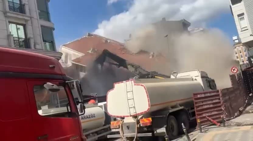 Zeytinburnu'nda Yıkım Çalışması Sırasında Bina Çöktü