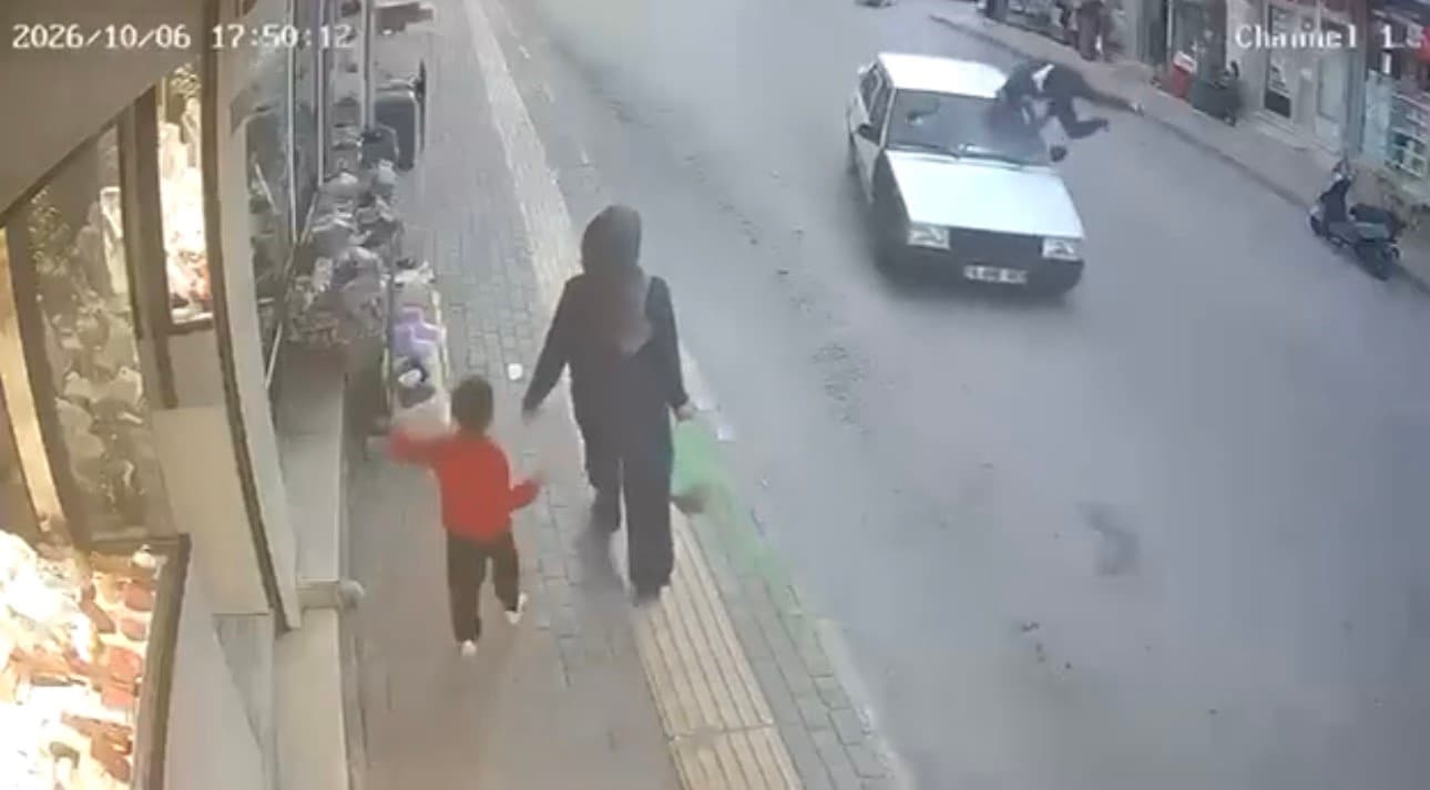 Bursa'da Tofaş Araç Yayaya Çarptı: Kaza Anı Kamerada