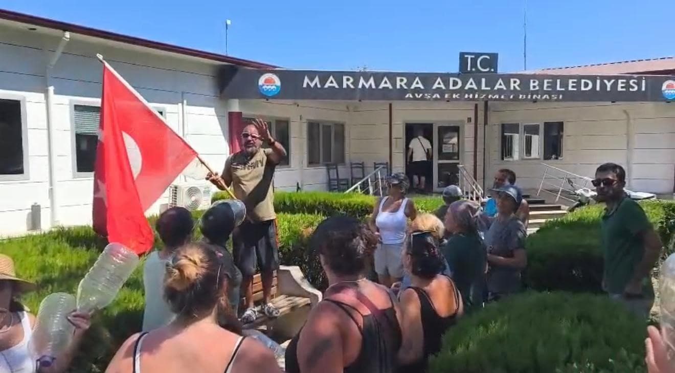 Avşa Adası'nda Su Krizi Protestolara Dönüştü: Vatandaşlar 'Konser Değil, Su Talebi'