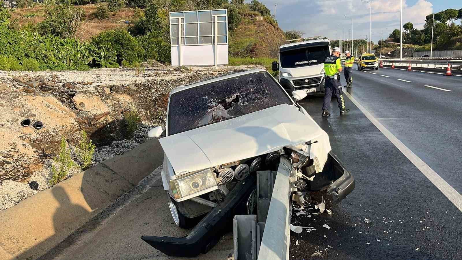 Alanya'da Kontrolden Çıkan Tofaş Otomobil Demir Bariyerlere Çarptı, Sürücü Yaralandı