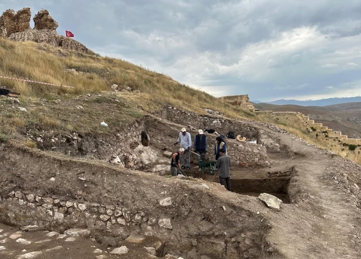 Bayburt Kalesi'nde Arkeolojik Çalışmalar Devam Ediyor: Yerleşim Tarihi İlk Tunç Çağı'na Uzanıyor