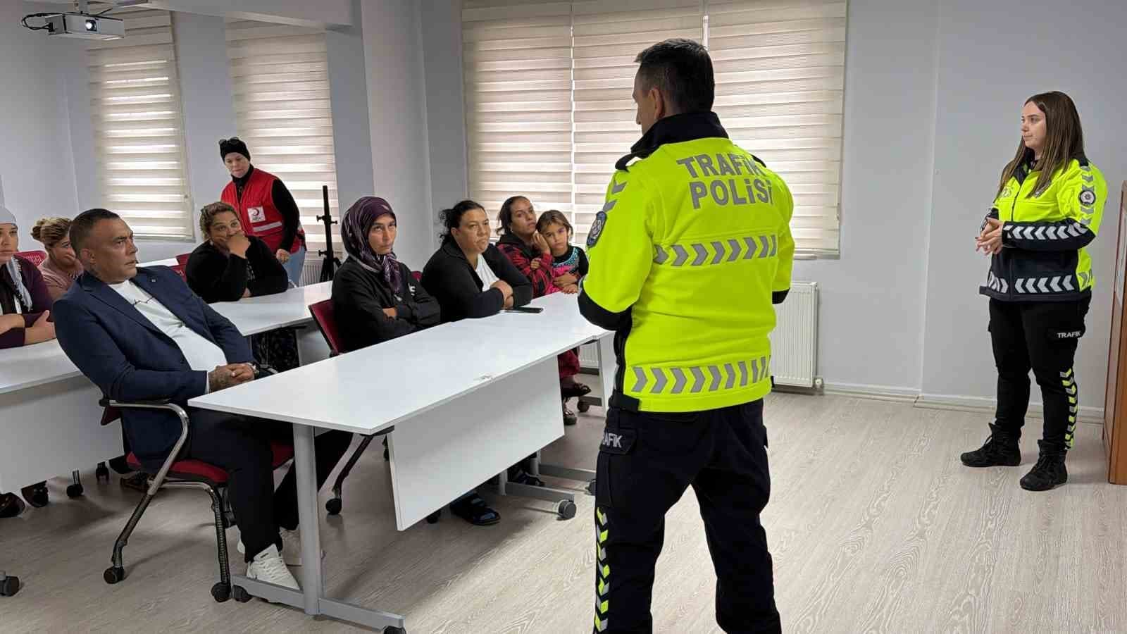 Bolu'da Bağımsız Atık Toplayıcılarına Trafik ve Güvenli Araç Kullanımı Eğitimi Verildi