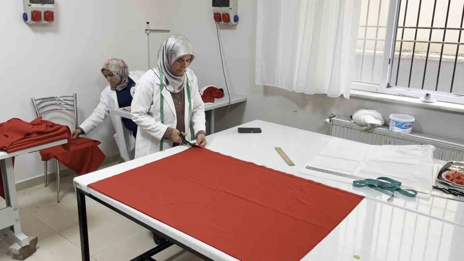 Oğuzeli'de Bayrak Üretimiyle Cumhuriyet Hazırlıkları