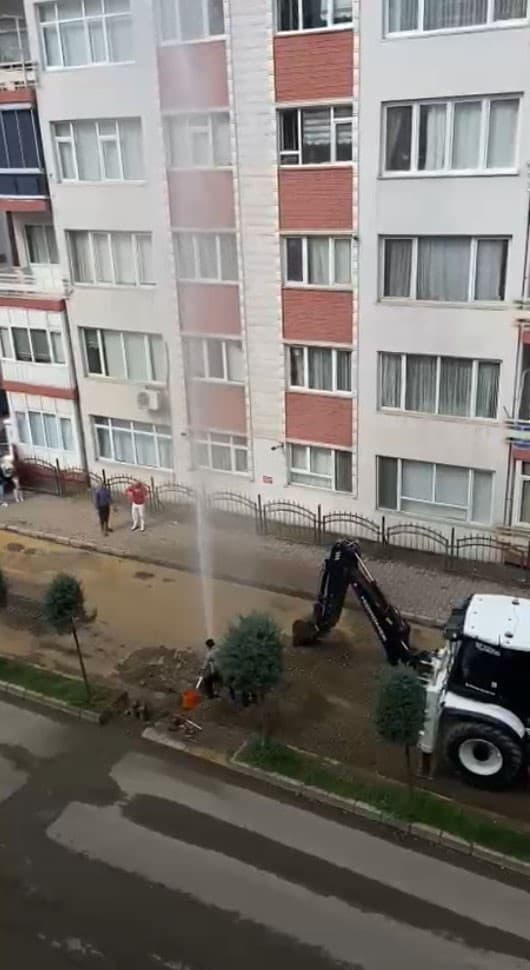 Giresun'da Altyapı Çalışması Sırasında Su Borusu Patladı
