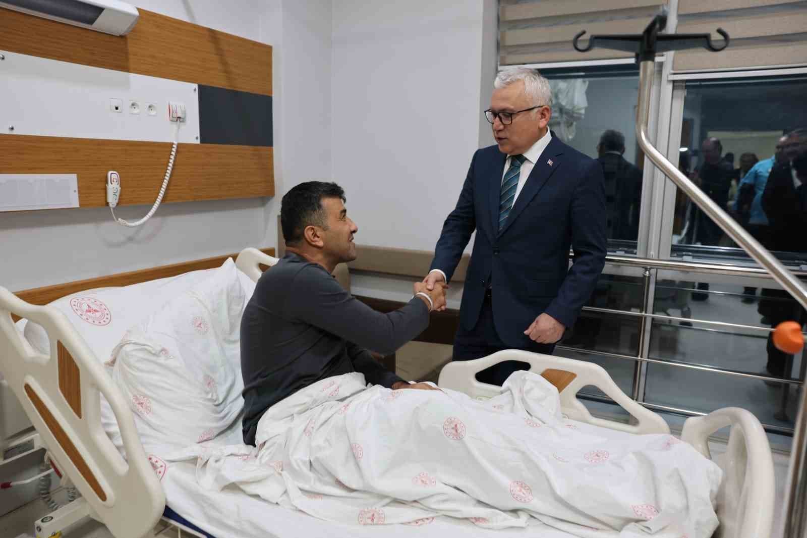 Vali Şimşek, Karbonmonoksit Zehirlenmesi Sonrası Tedavi Gören İşçileri Ziyaret Etti