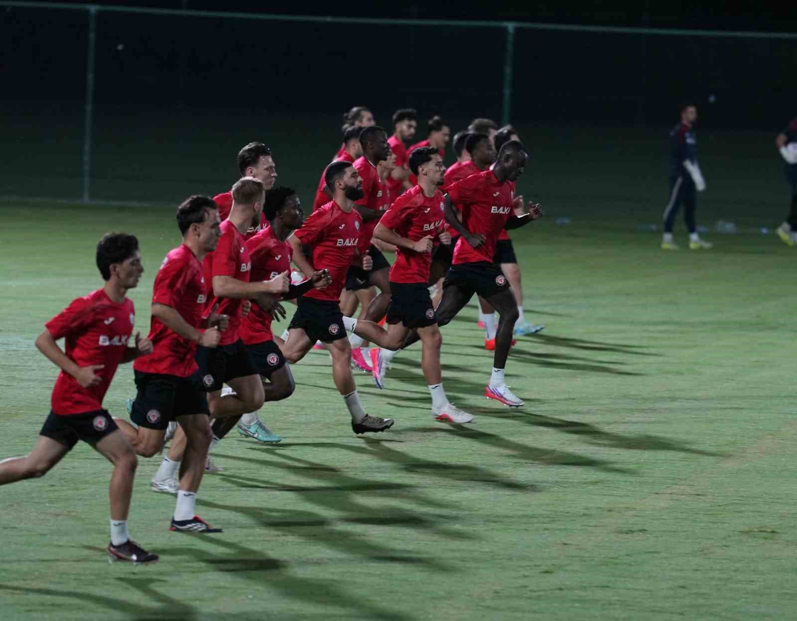Burak Yılmaz, Çorum FK'nın İlk Antrenmanına Başladı