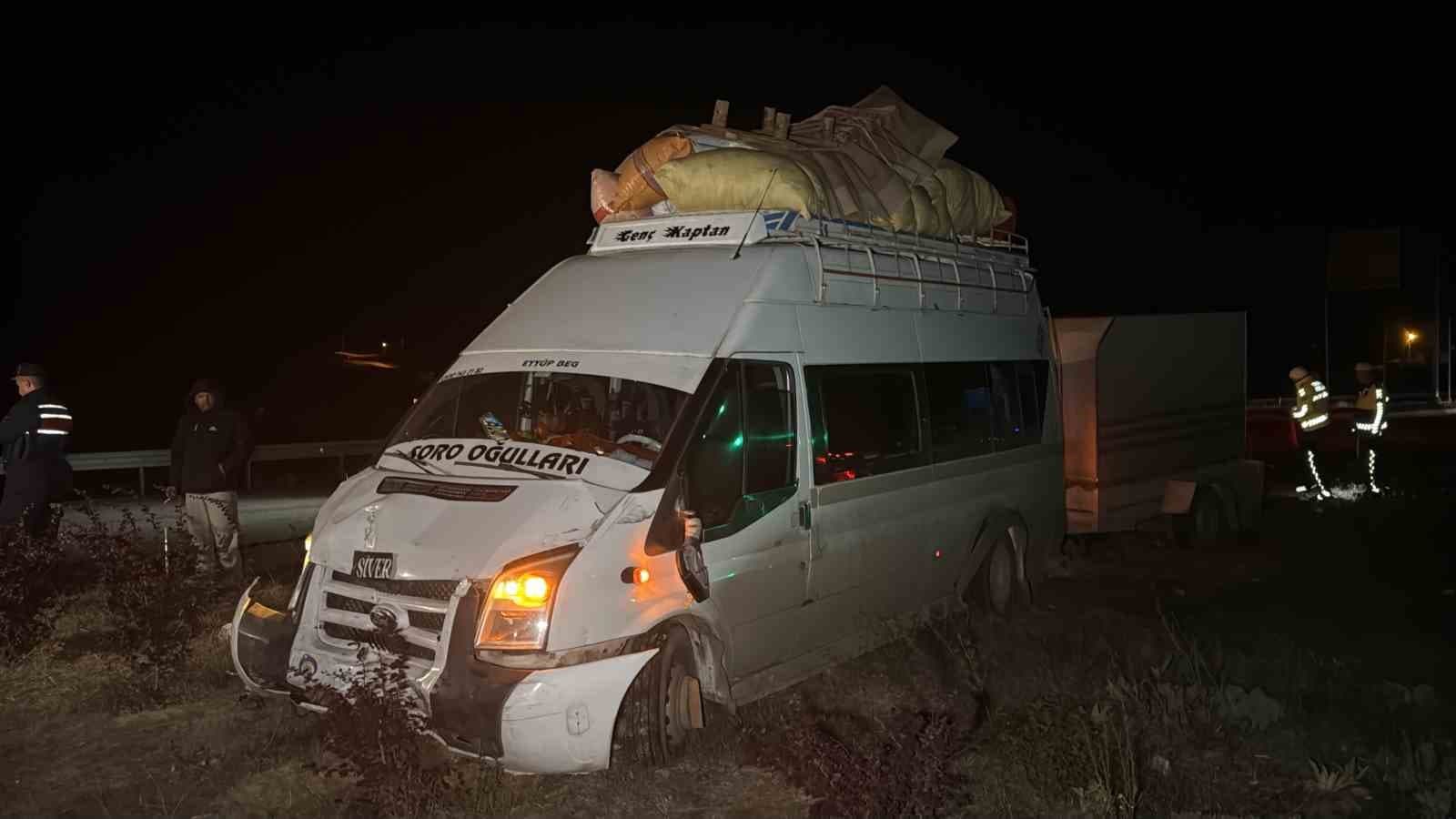 Mevsimlik İşçi Minibüsü ile Otomobil Çarpıştı: İki Kişi Yaralandı