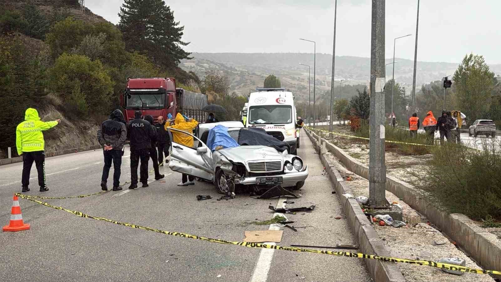 Burdur’da bariyerlere çarpan otomobil takla attı: 1 ölü, 4 yaralı