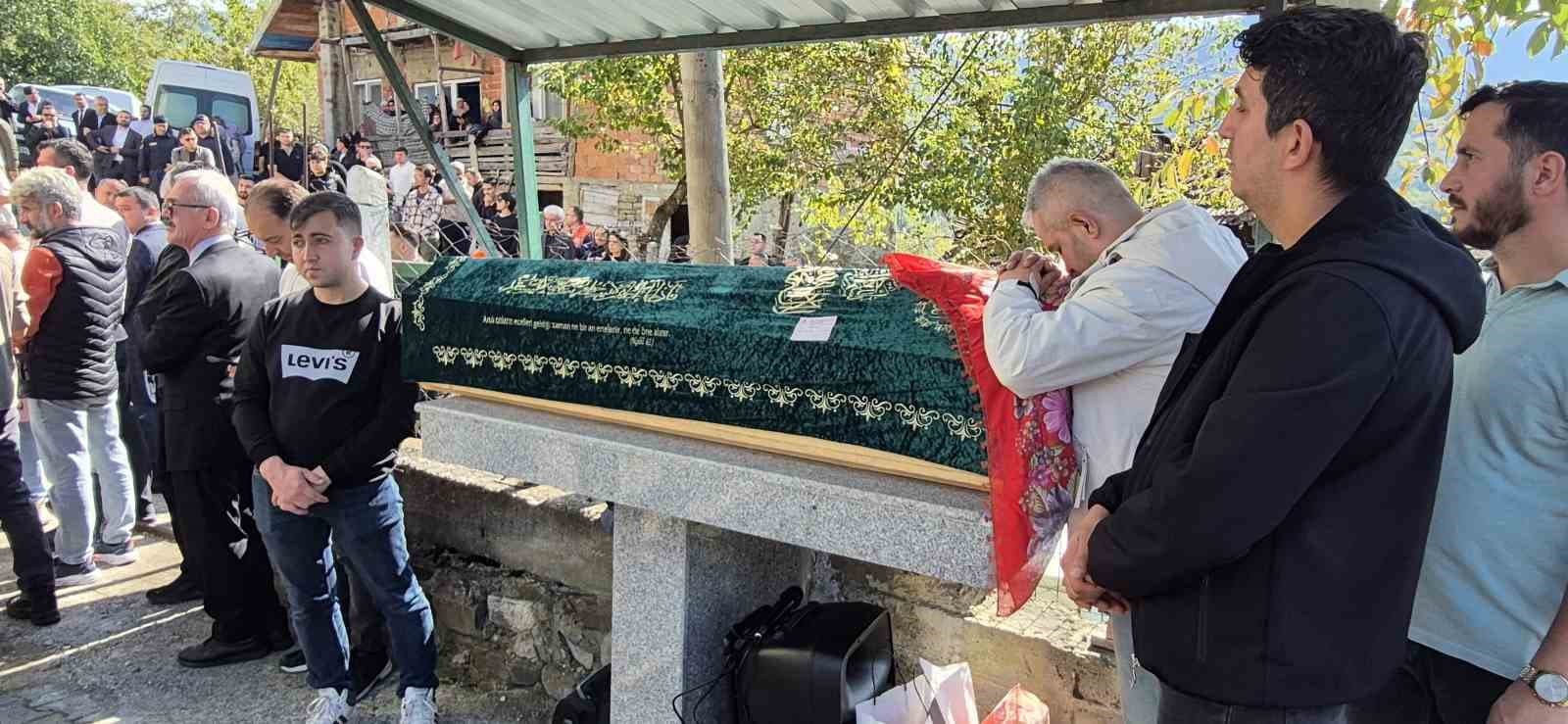 Okulda Bıçaklı Saldırıda Hayatını Kaybeden Eslem Sare Bulut, Bartın'da Toprağa Verildi