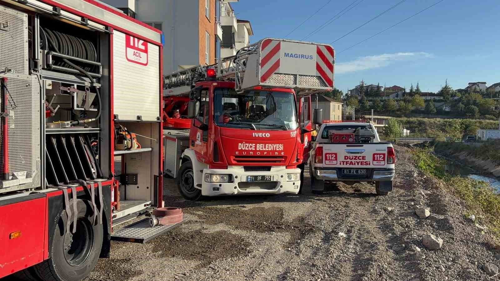 Düzce'de 4 Katlı Binada Çıkan Yangın Ekiplerin Müdahalesiyle Kontrol Altına Alındı