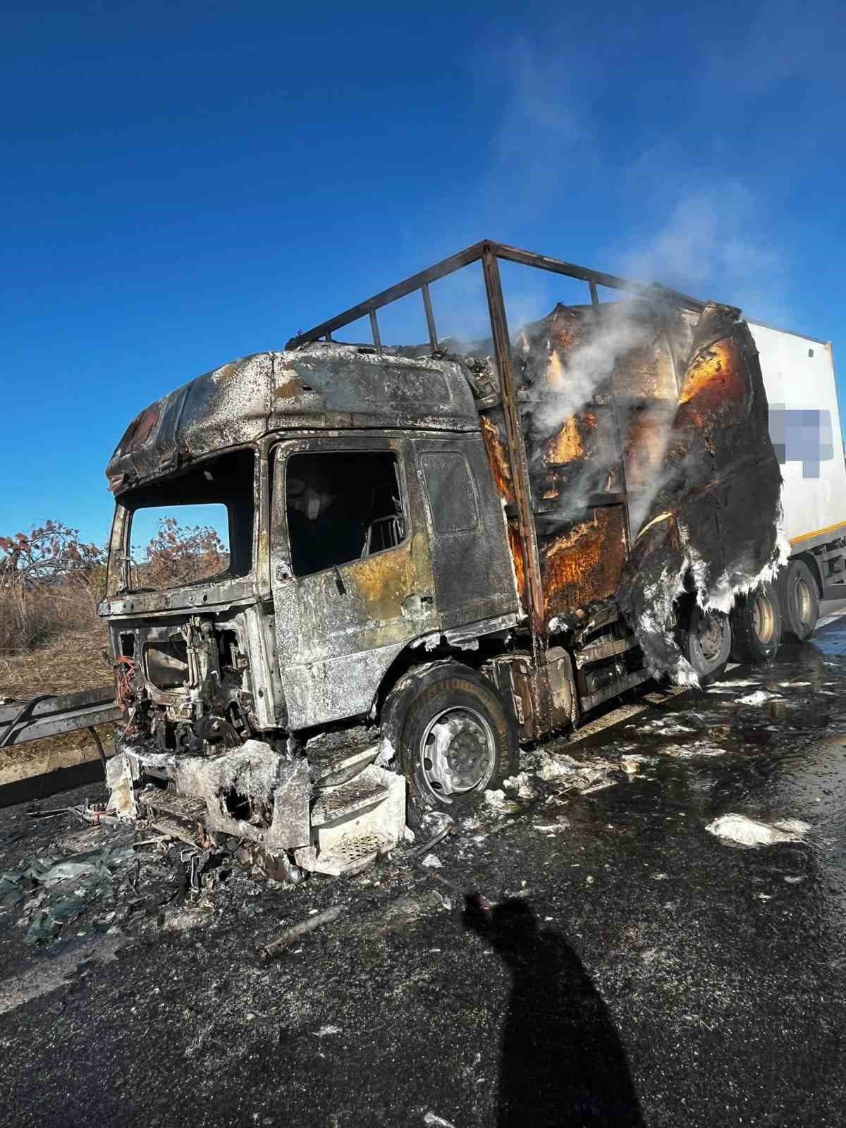 Bolu'da Kargo Tırı Yangınla Etkilendi: İtfaiye Müdahalesiyle Kontrol Altına Alındı