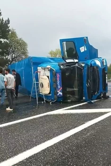 Virajı Alamayan Kargo Tırı Devrildi: Sürücü Yaralandı