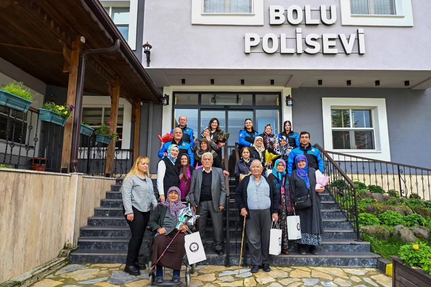 Bolu'da Polis Eşleri, Dünya Yaşlılar Günü Etkinliğiyle Yaşlılarla Buluştu