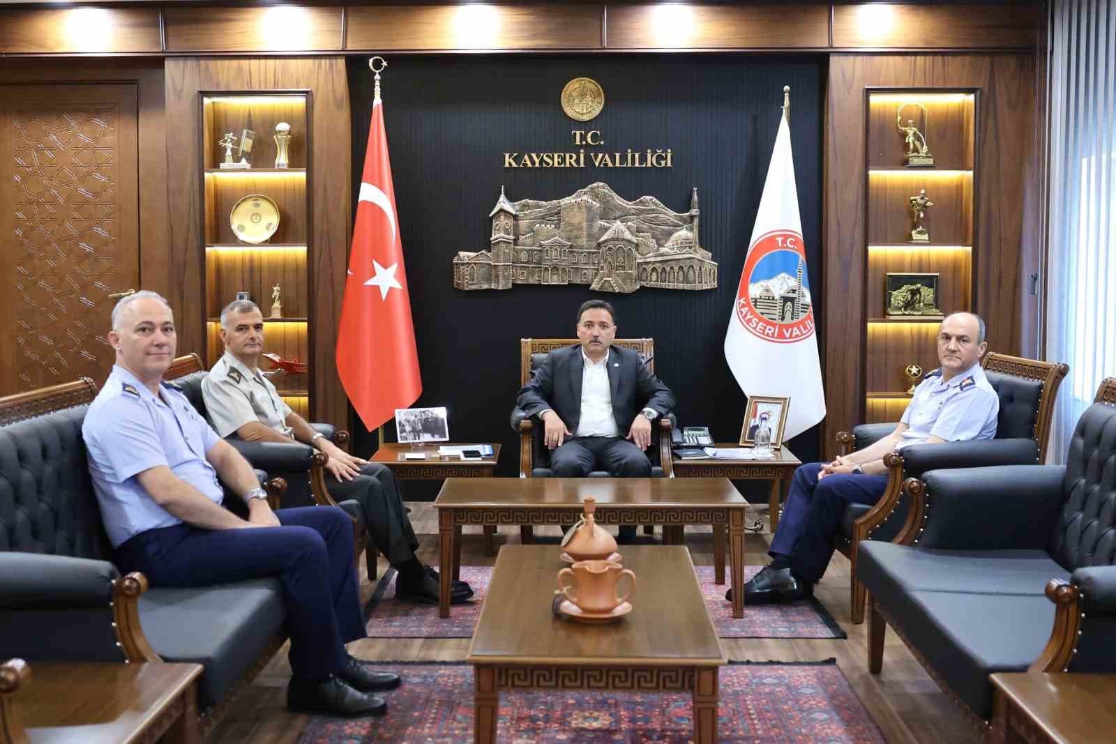 Görevlerini Tamamlayan Komutanlar Vali Çiçek ile Bir Araya Geldi
