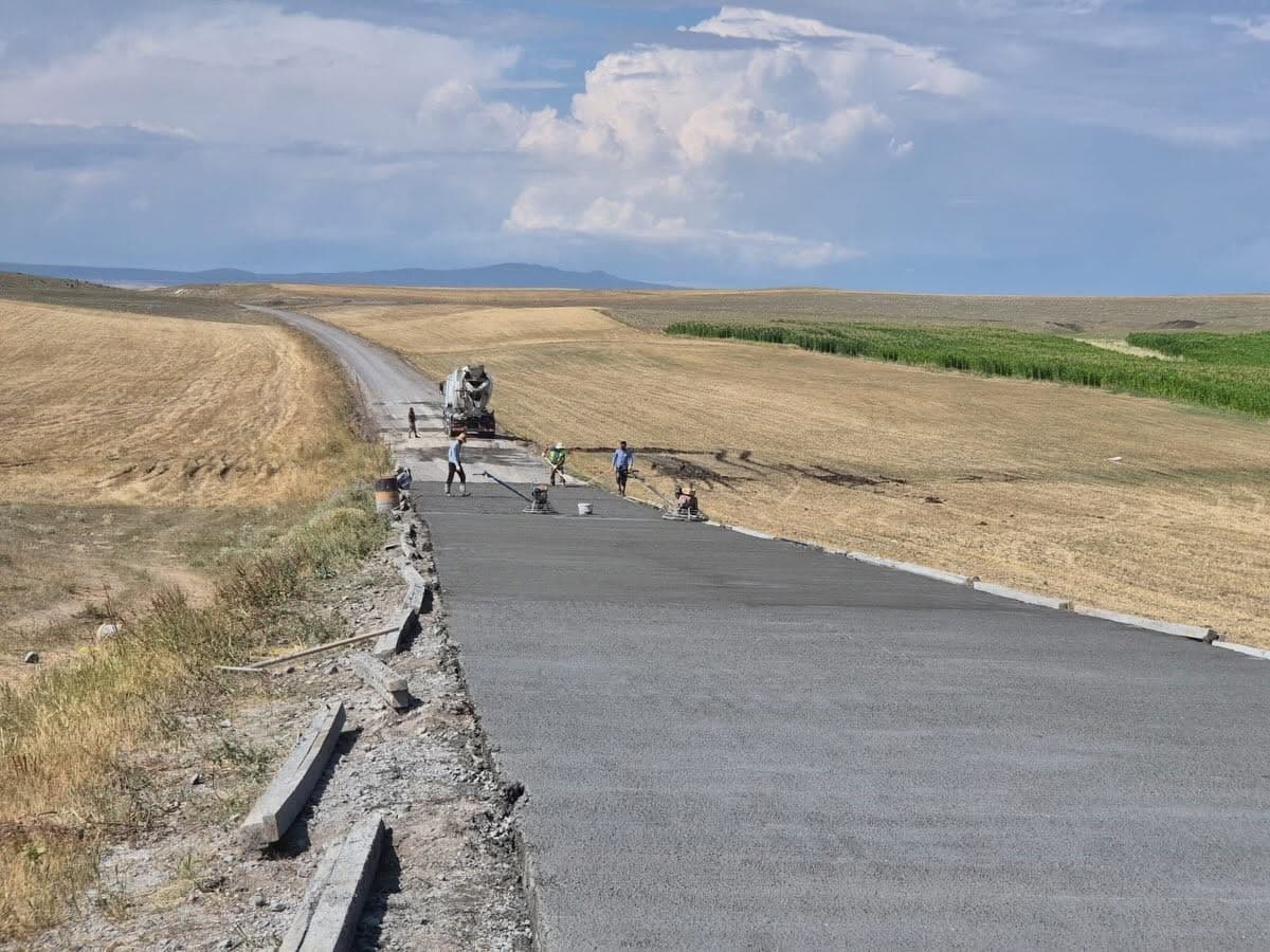 Akyaka’da Köy Yolları Betonla Yenileniyor