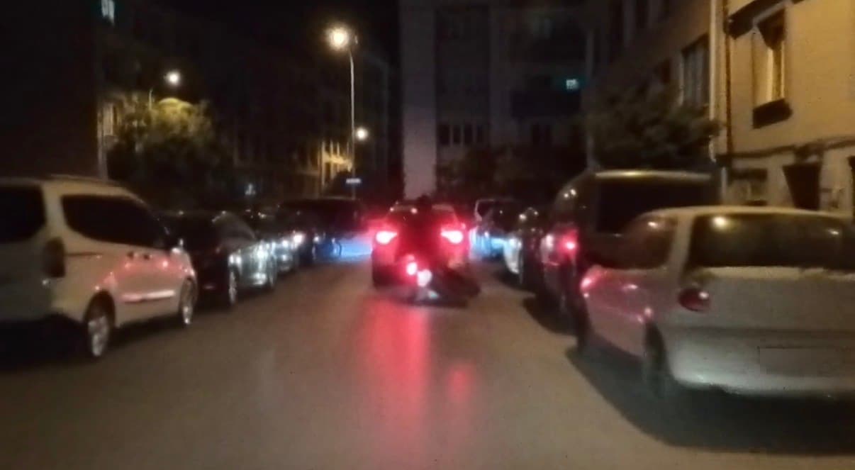 Otomobilin Ani Frenlemesi Motosiklet Kazasına Yol Açtı: İki Kişi Yere Düştü